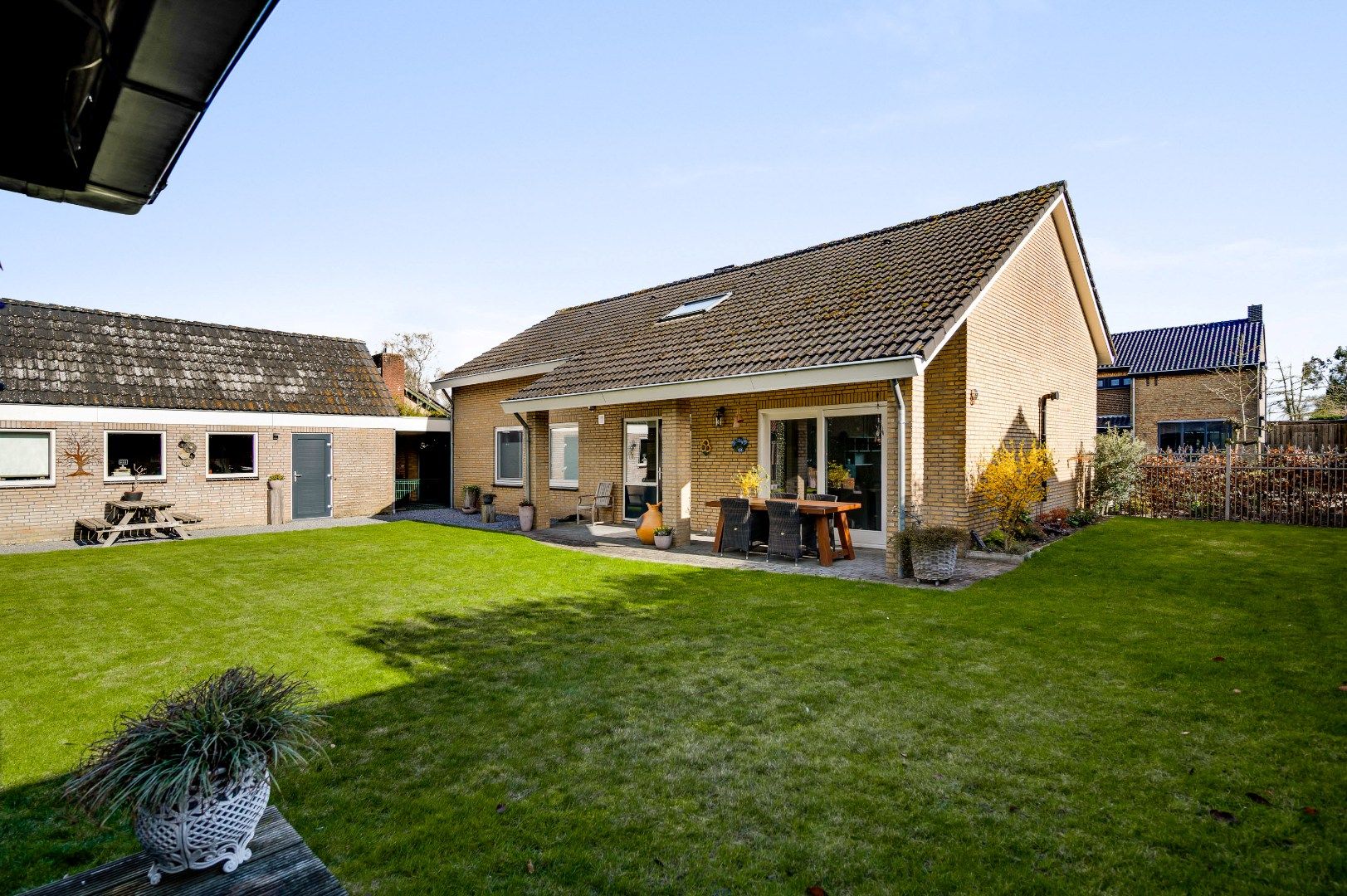 Spacious Semi-Bungalow with Solar Panels and Large Garage on 692m² Plot — 32
