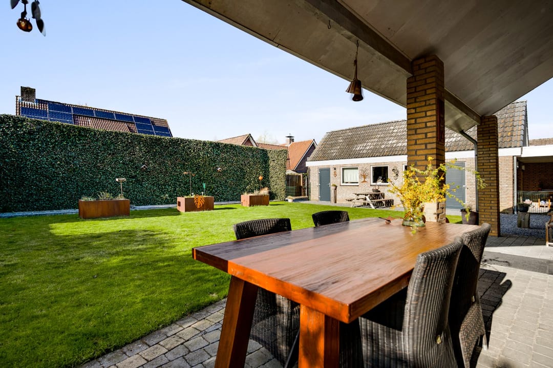 Spacious Semi-Bungalow with Solar Panels and Large Garage on 692m² Plot — 33