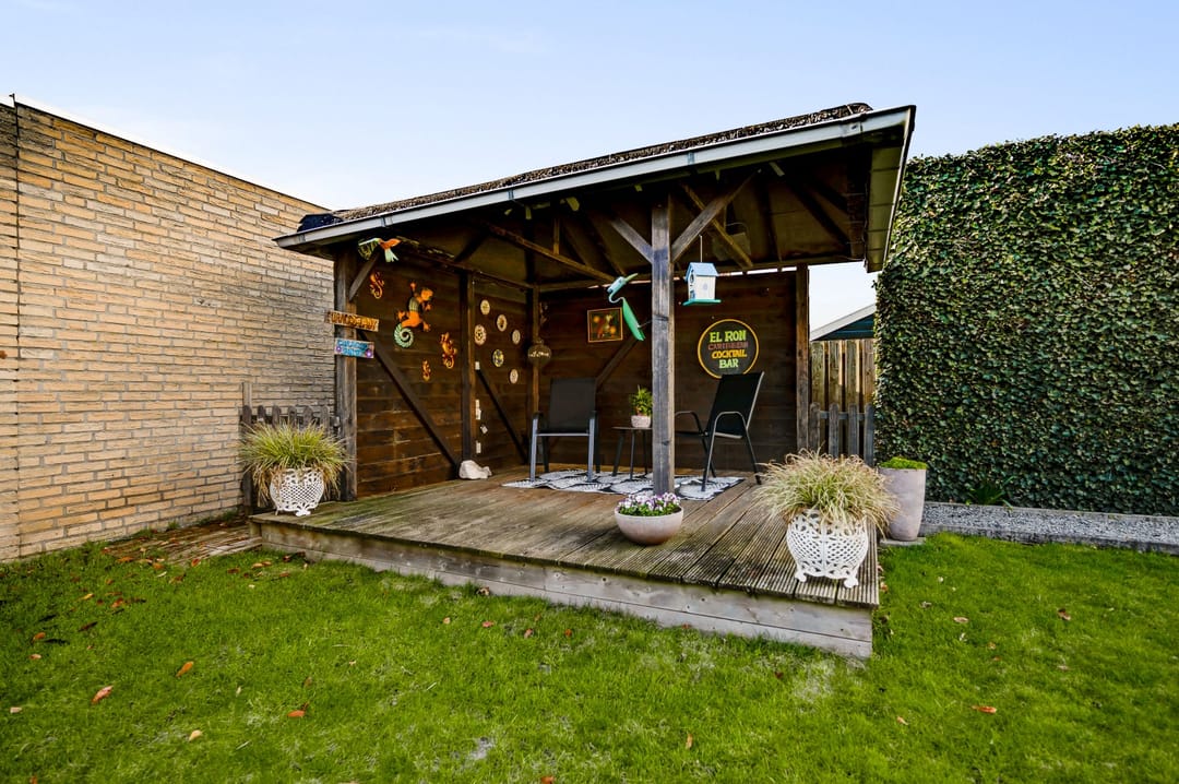 Spacious Semi-Bungalow with Solar Panels and Large Garage on 692m² Plot — 34