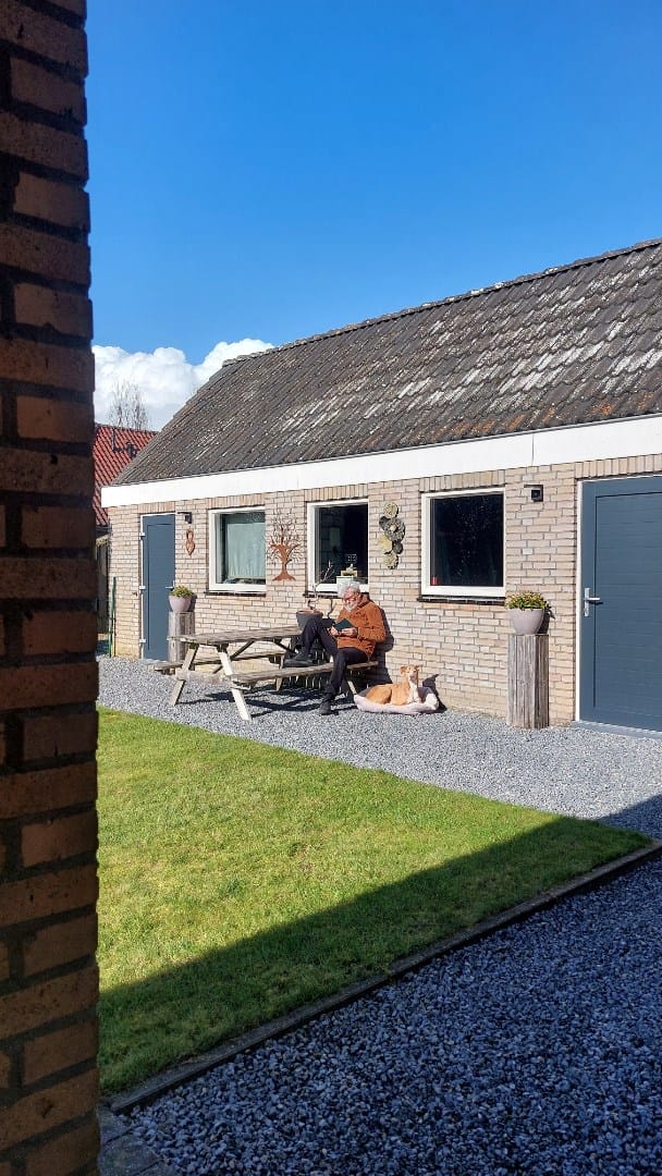 Spacious Semi-Bungalow with Solar Panels and Large Garage on 692m² Plot — 35
