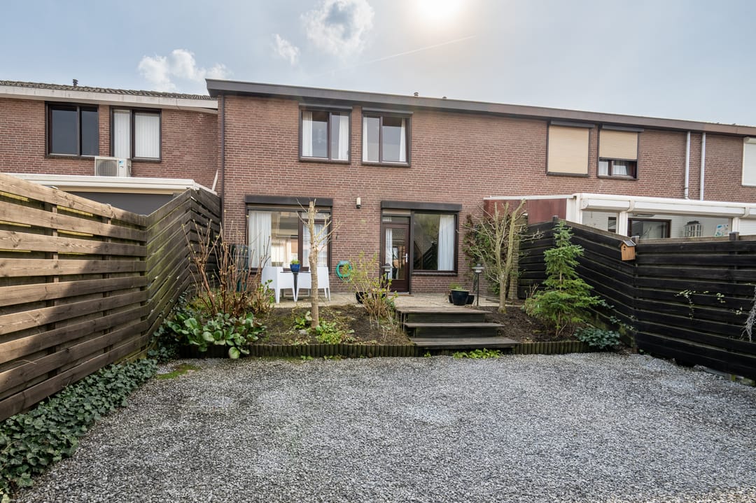 Family Home with Garage and 4 Bedrooms in Child-Friendly Neighborhood — 23
