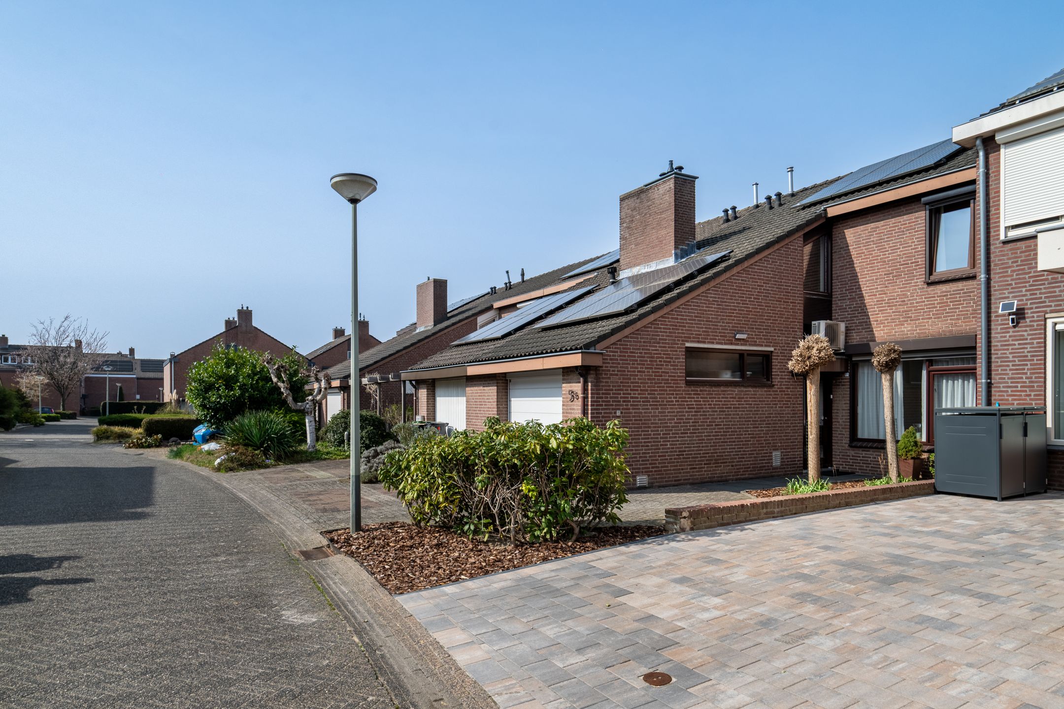 Family Home with Garage and 4 Bedrooms in Child-Friendly Neighborhood — 24