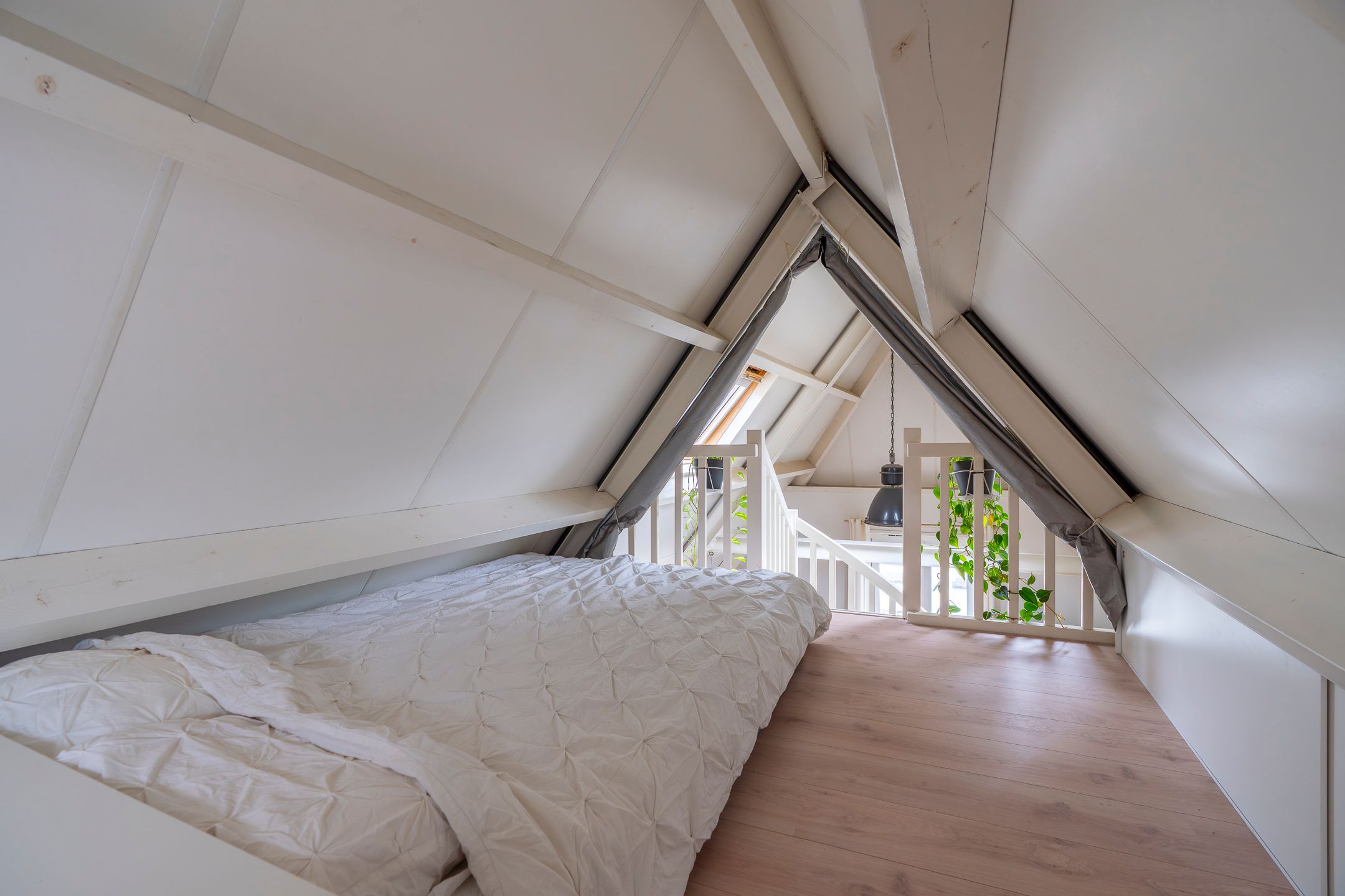 Charming Loft Apartment with Mezzanine and Balcony on the Oudegracht — 18