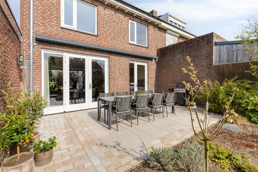 Well-Maintained Semi-Detached Home with Garage, Driveway and South-Facing Garden in Oss — 40