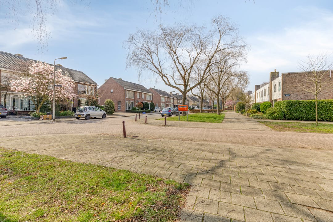 Well-Maintained Semi-Detached Home with Garage, Driveway and South-Facing Garden in Oss — 45