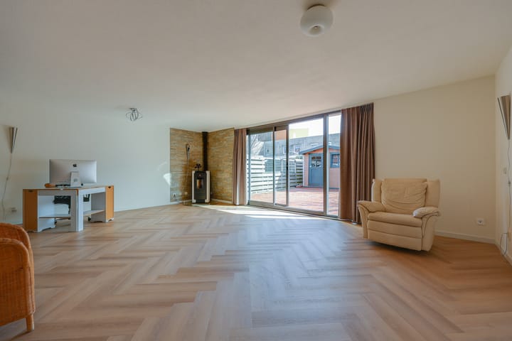 Photo 3 of E. du Perronstraat 35