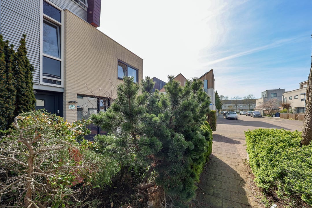 Photo 41 of E. du Perronstraat 35