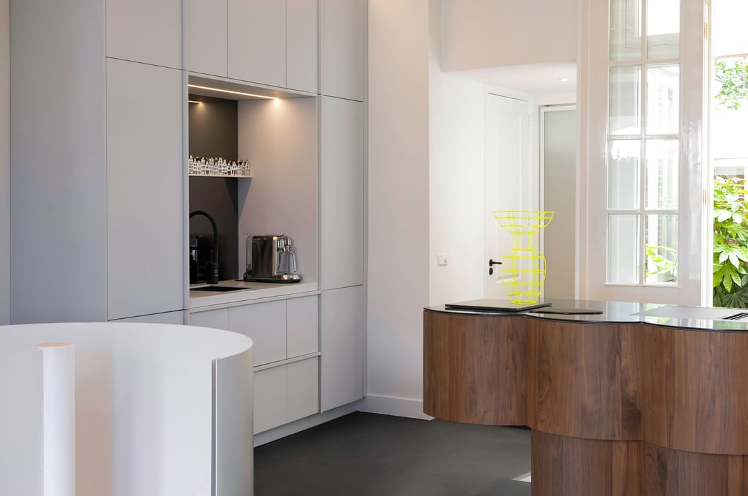 Exceptional 17th-Century Canal Apartment with High-End Turnkey Finish — 12