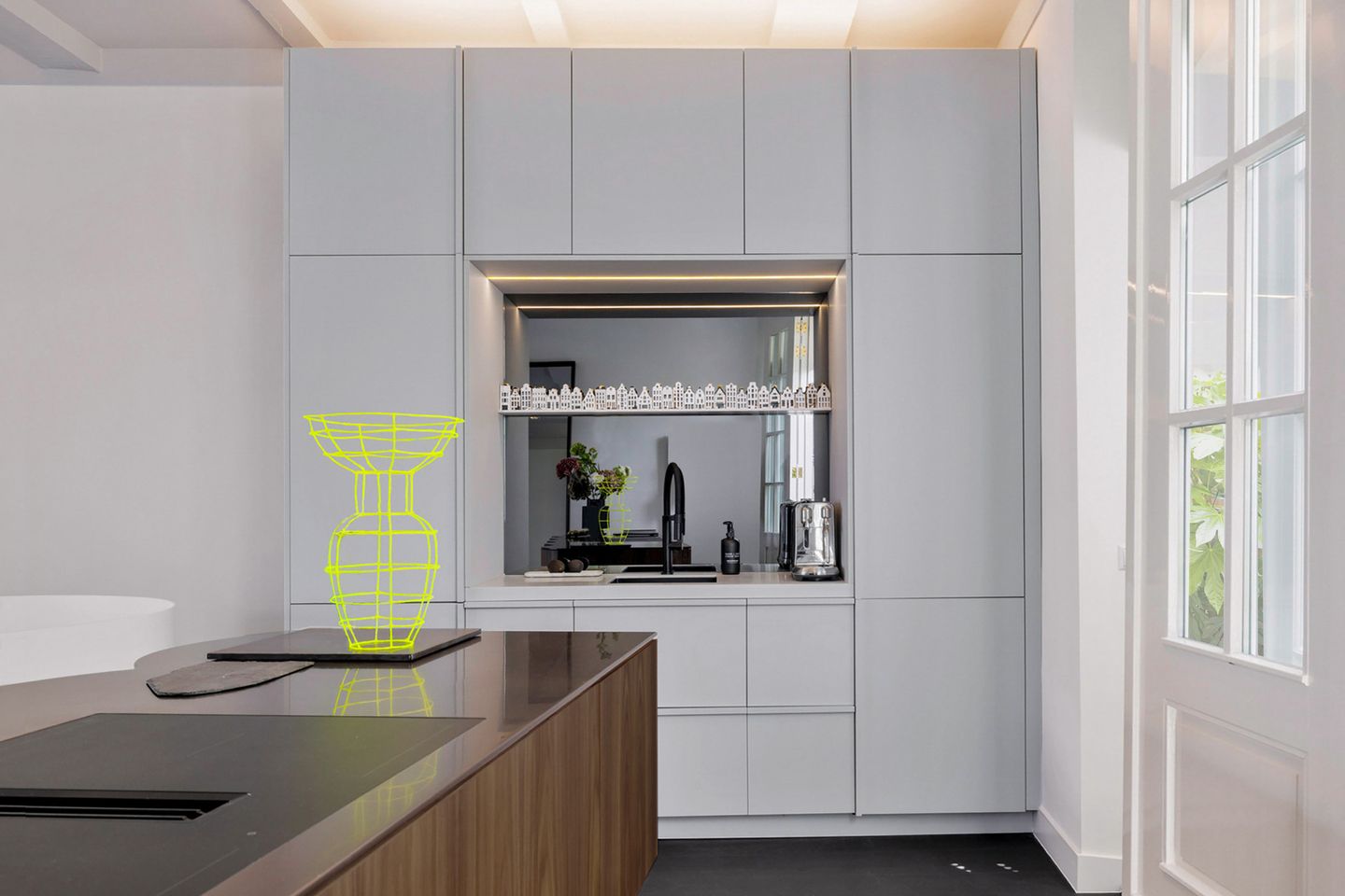 Exceptional 17th-Century Canal Apartment with High-End Turnkey Finish — 13
