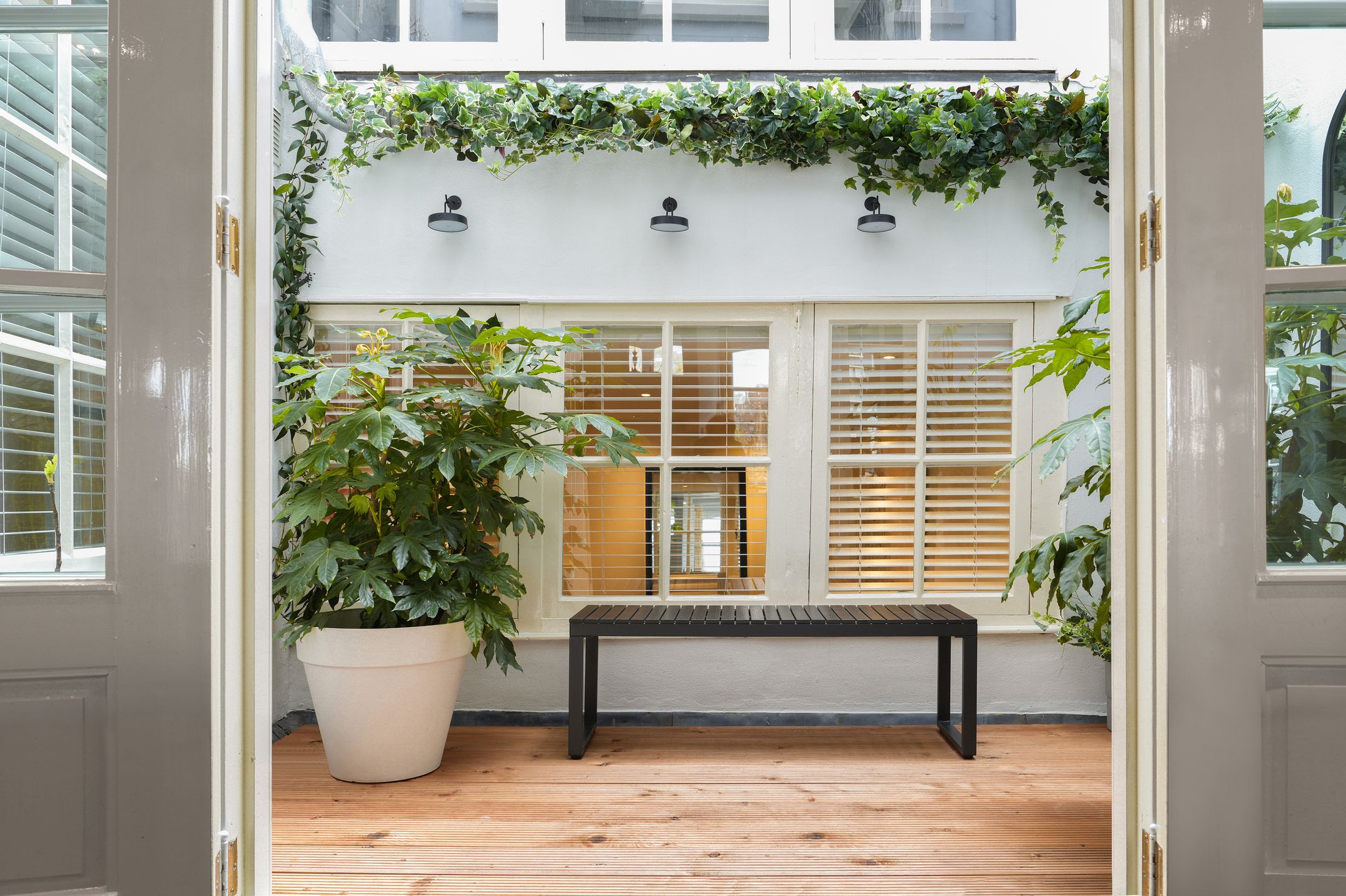 Exceptional 17th-Century Canal Apartment with High-End Turnkey Finish — 14