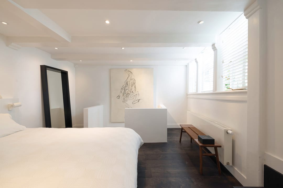Exceptional 17th-Century Canal Apartment with High-End Turnkey Finish — 16