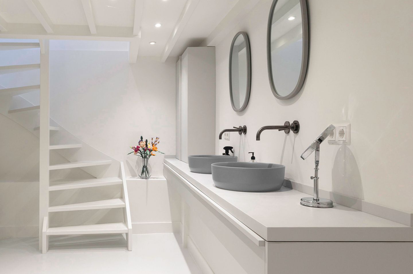Exceptional 17th-Century Canal Apartment with High-End Turnkey Finish — 18