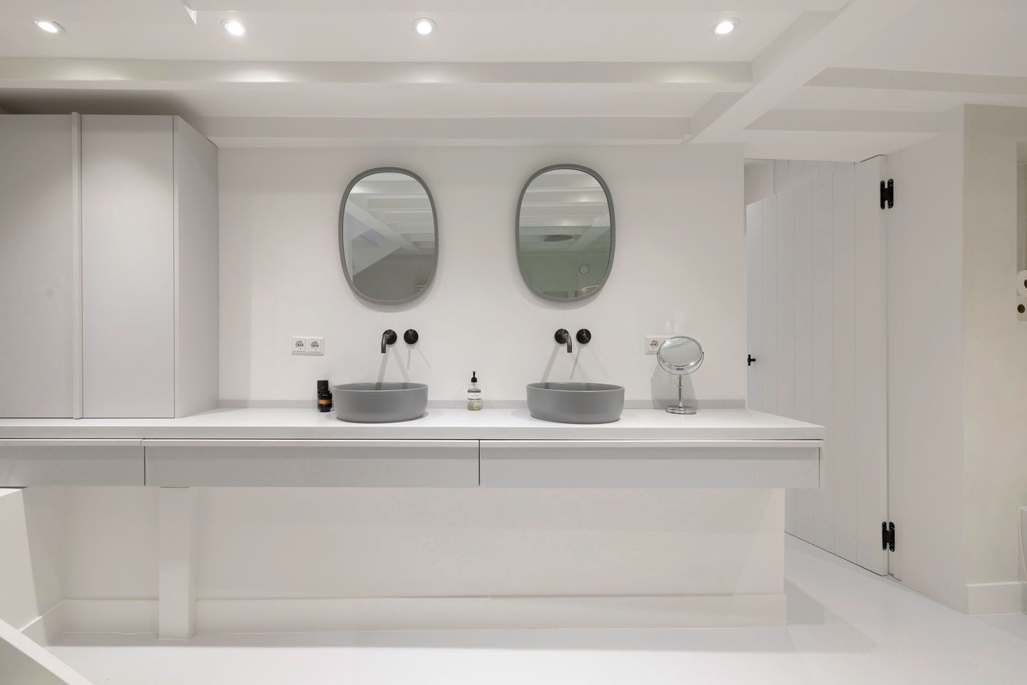 Exceptional 17th-Century Canal Apartment with High-End Turnkey Finish — 19