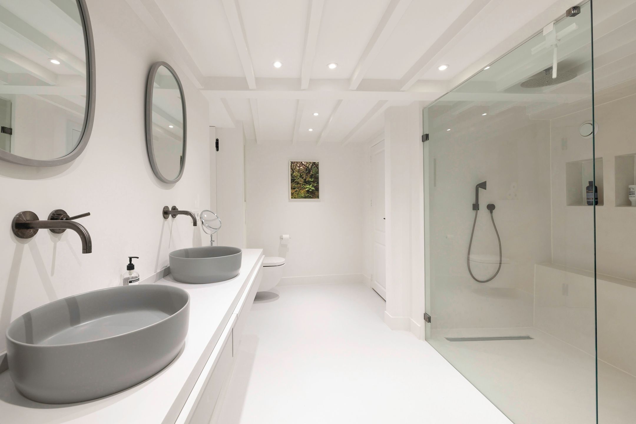 Exceptional 17th-Century Canal Apartment with High-End Turnkey Finish — 20