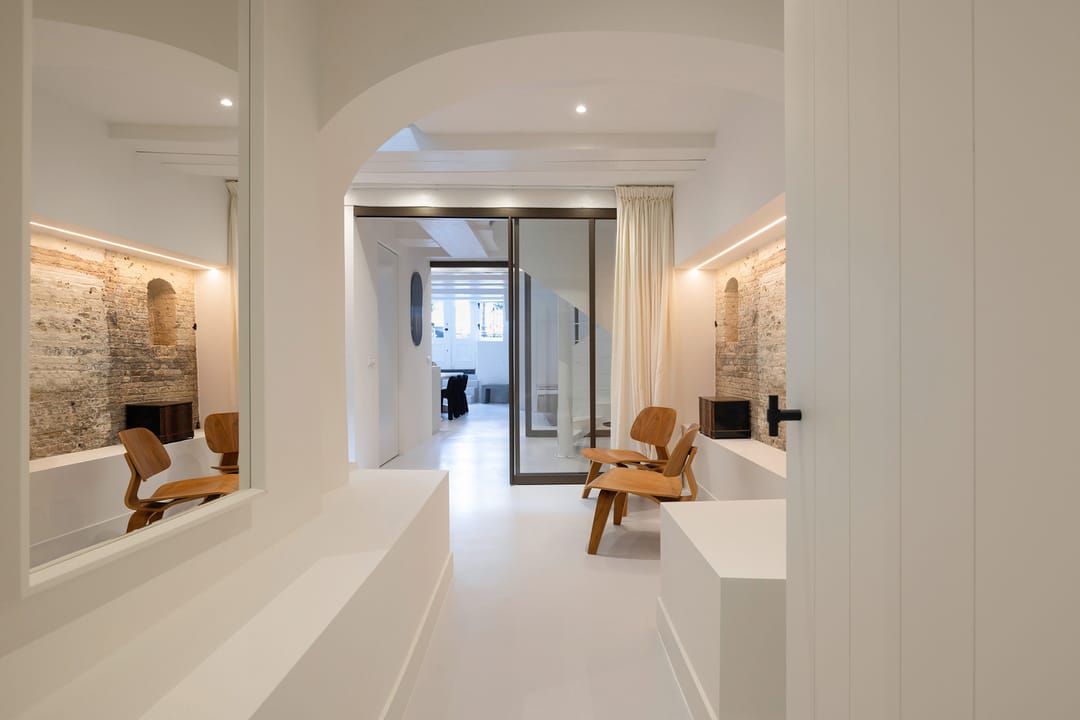 Exceptional 17th-Century Canal Apartment with High-End Turnkey Finish — 22