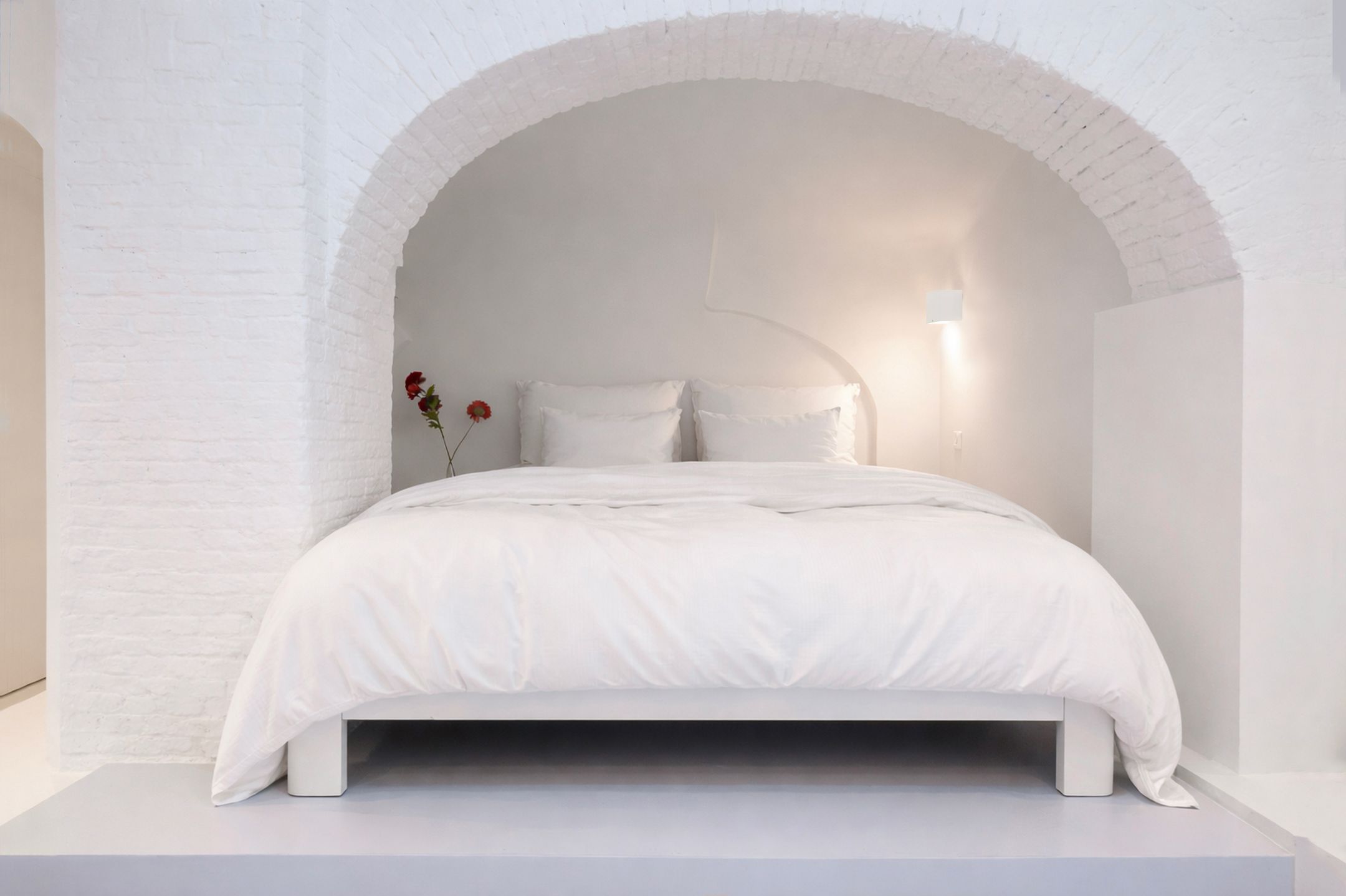 Exceptional 17th-Century Canal Apartment with High-End Turnkey Finish — 23