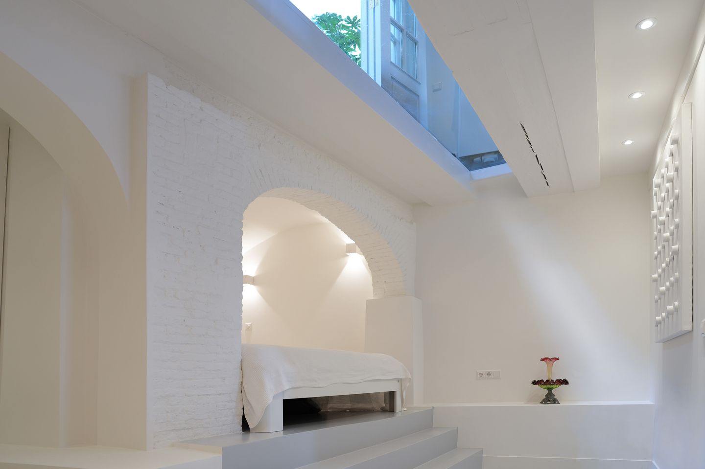 Exceptional 17th-Century Canal Apartment with High-End Turnkey Finish — 24