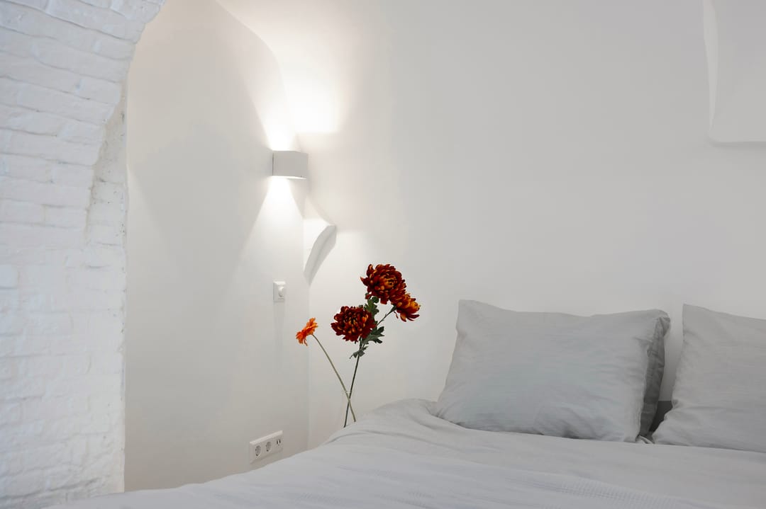 Exceptional 17th-Century Canal Apartment with High-End Turnkey Finish — 25