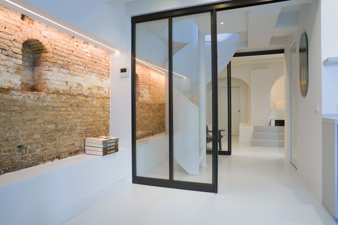 Exceptional 17th-Century Canal Apartment with High-End Turnkey Finish — 28