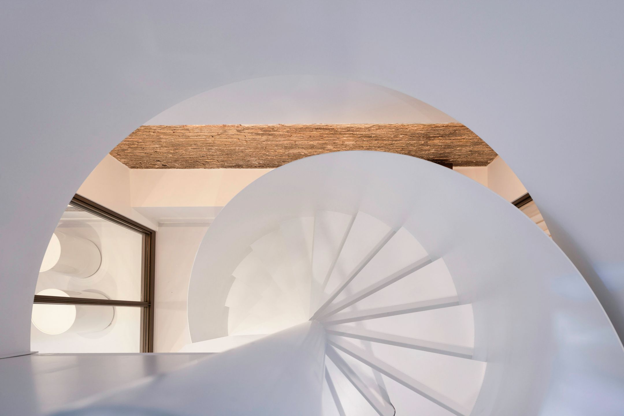 Exceptional 17th-Century Canal Apartment with High-End Turnkey Finish — 29