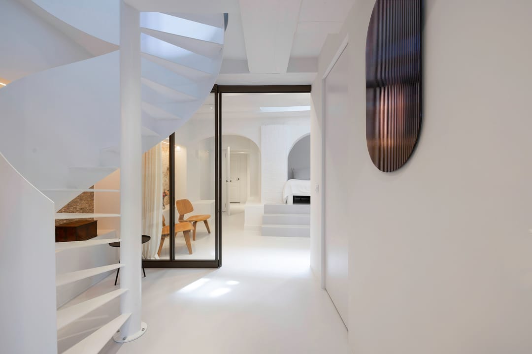 Exceptional 17th-Century Canal Apartment with High-End Turnkey Finish — 30