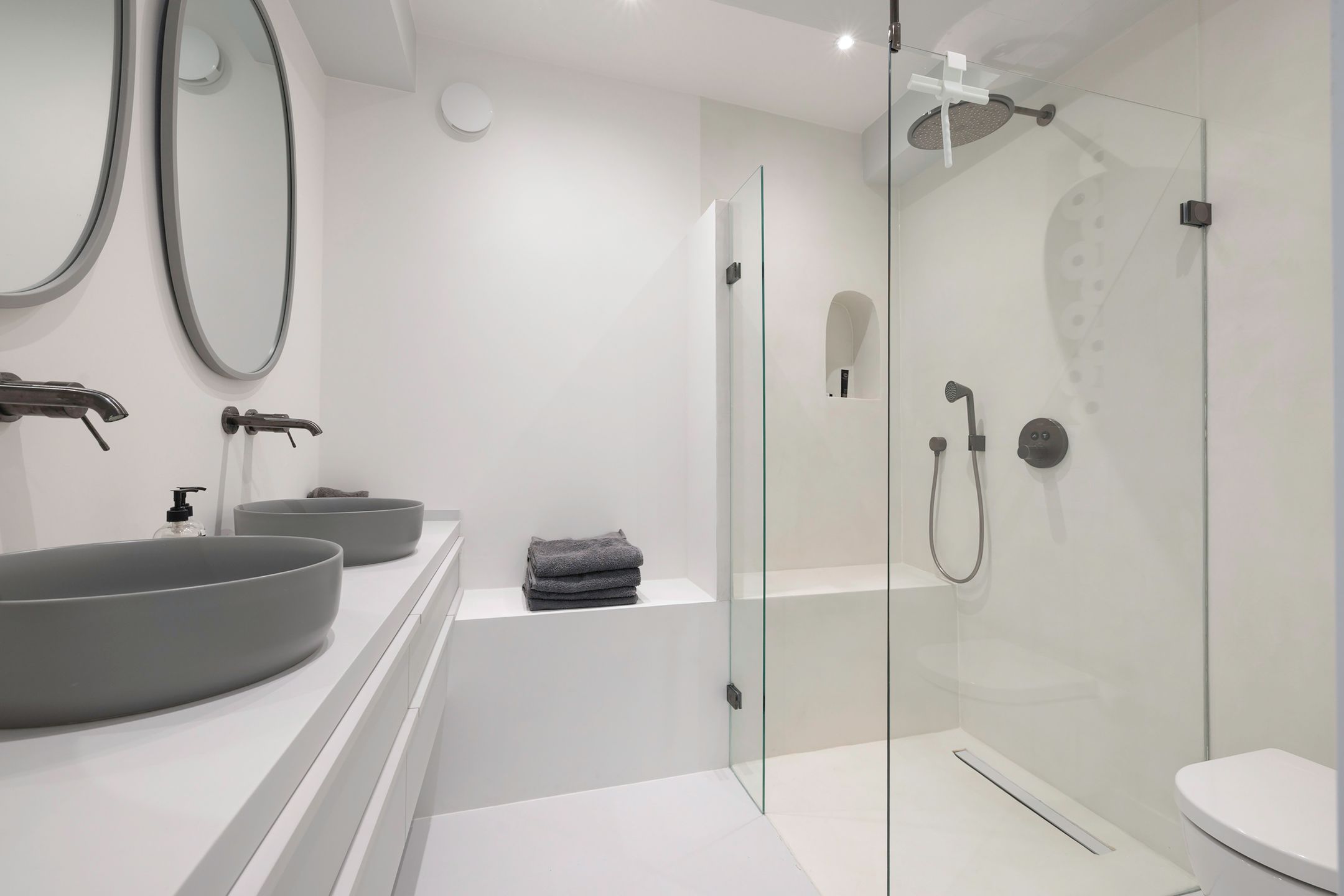 Exceptional 17th-Century Canal Apartment with High-End Turnkey Finish — 32