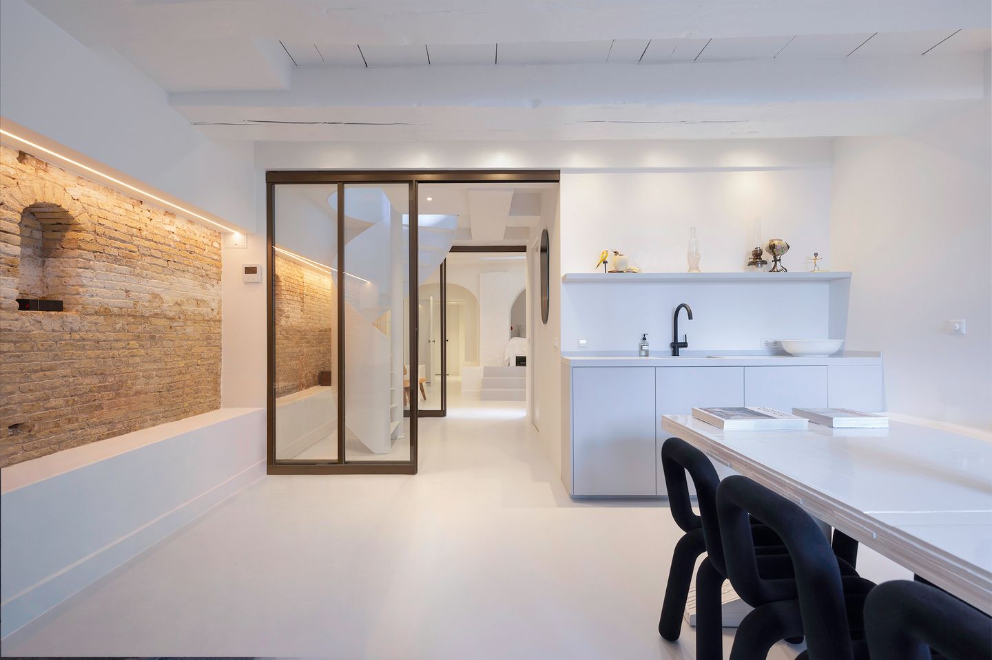 Exceptional 17th-Century Canal Apartment with High-End Turnkey Finish — 34