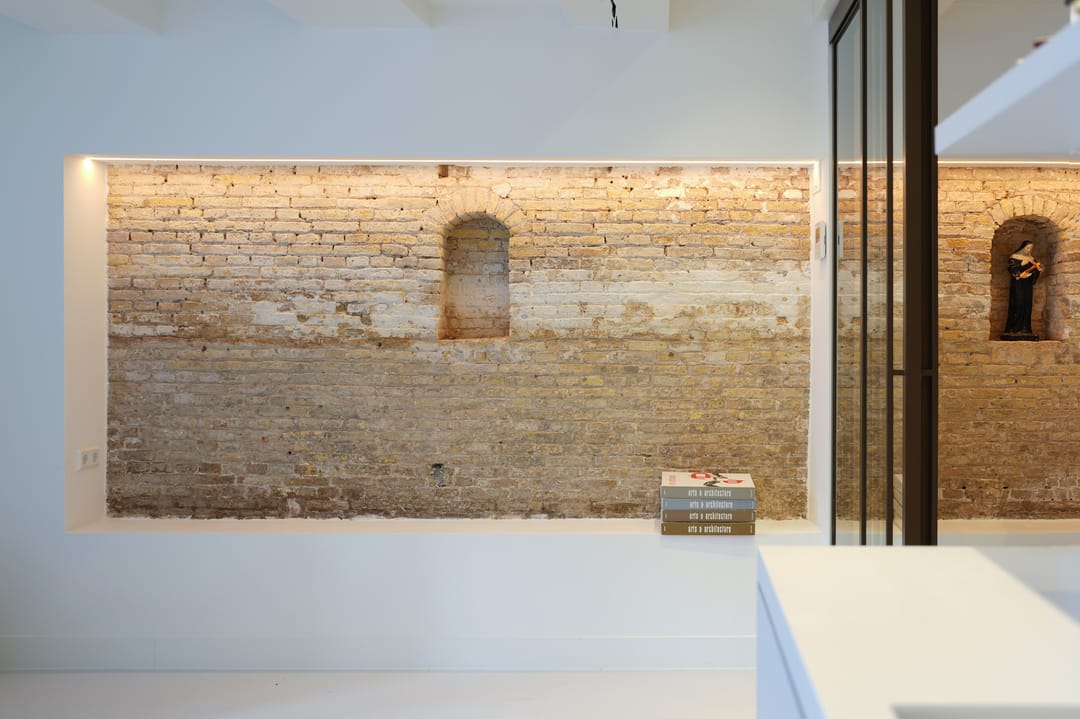 Exceptional 17th-Century Canal Apartment with High-End Turnkey Finish — 37