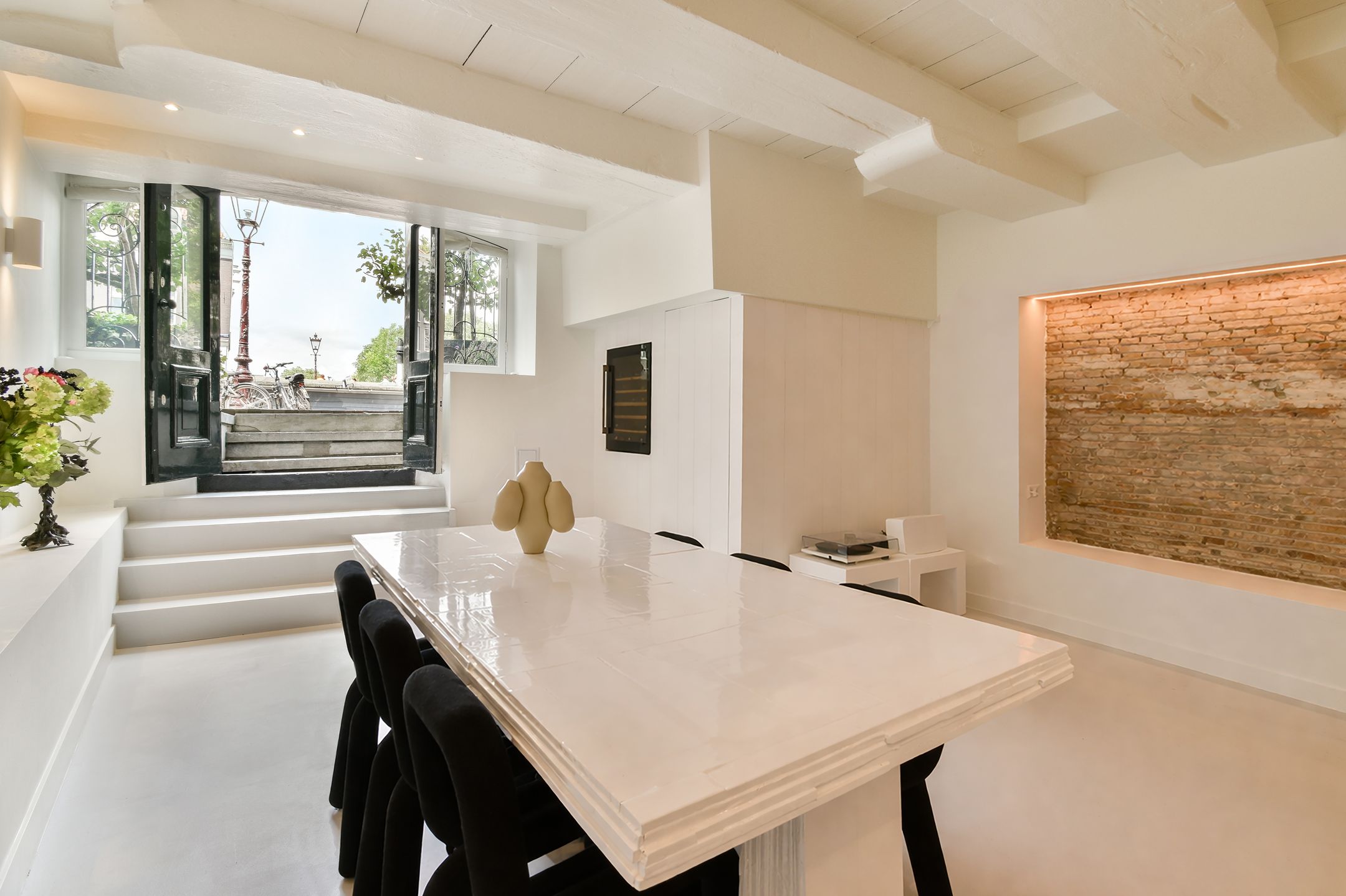 Exceptional 17th-Century Canal Apartment with High-End Turnkey Finish — 38