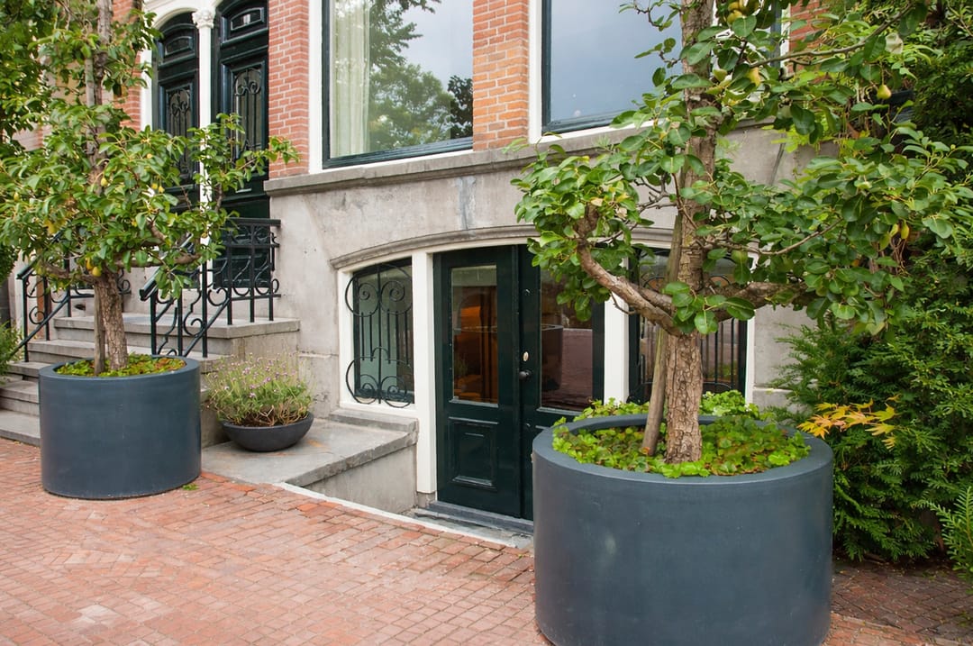 Exceptional 17th-Century Canal Apartment with High-End Turnkey Finish — 40