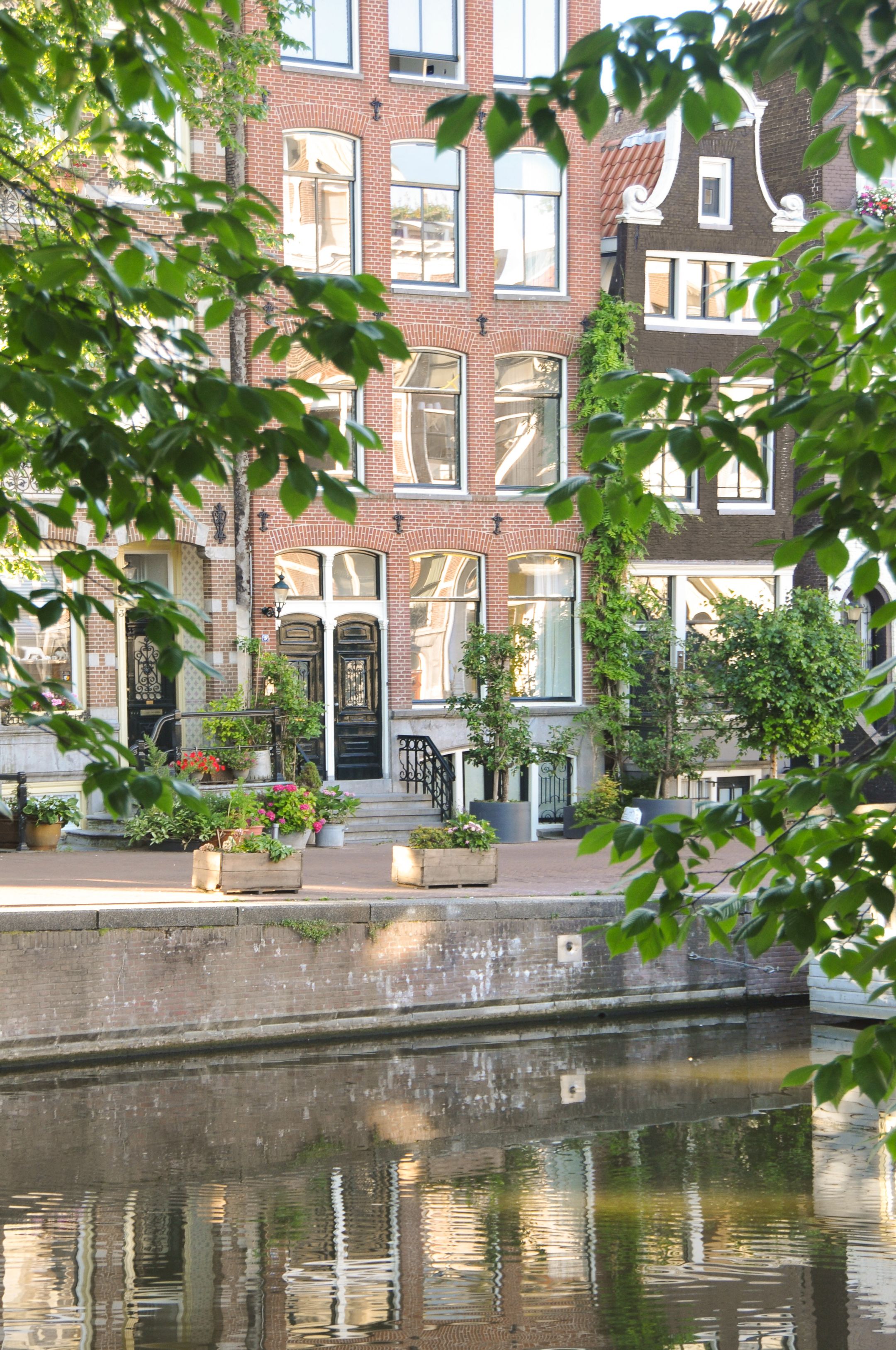 Exceptional 17th-Century Canal Apartment with High-End Turnkey Finish — 41