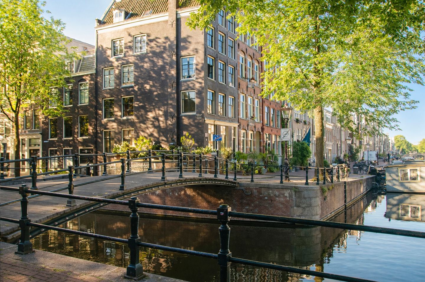 Exceptional 17th-Century Canal Apartment with High-End Turnkey Finish — 43
