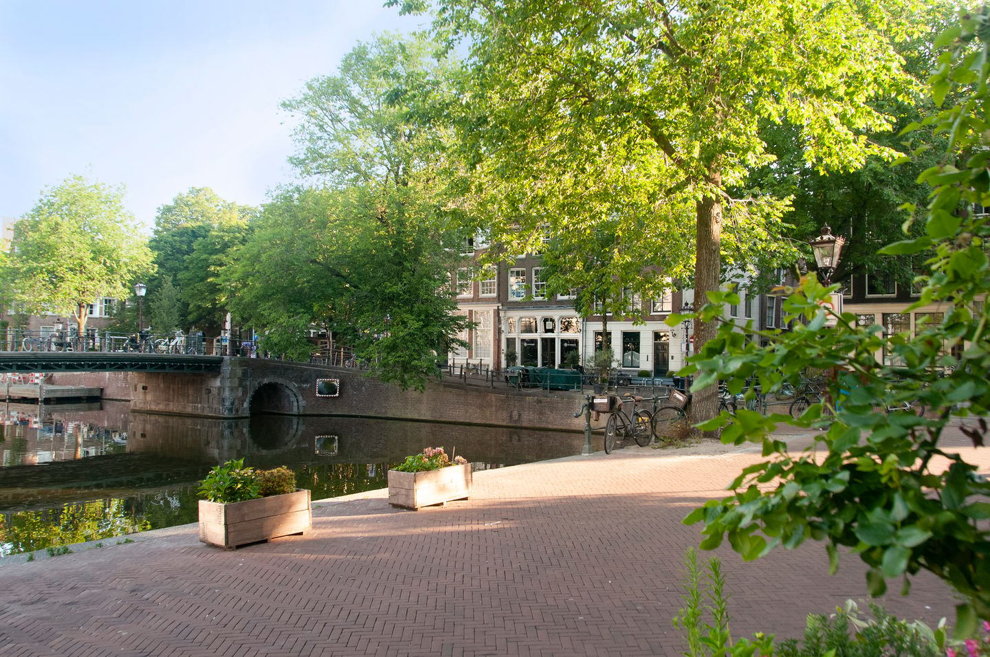 Exceptional 17th-Century Canal Apartment with High-End Turnkey Finish — 48