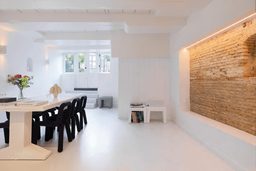 Exceptional 17th-Century Canal Apartment with High-End Turnkey Finish — 36