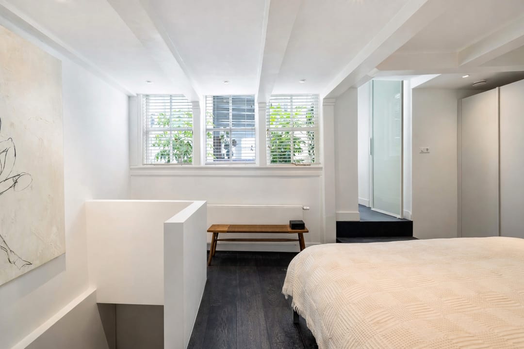 Exceptional 17th-Century Canal Apartment with High-End Turnkey Finish — 15