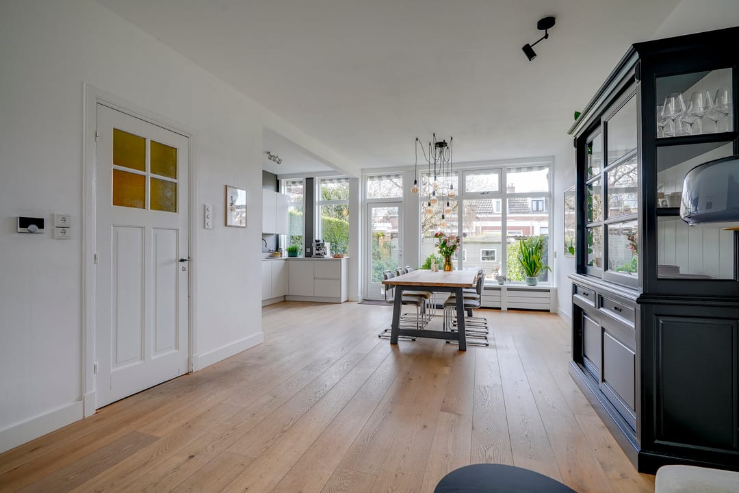 Charming 1930s Semi-Detached House with Deep West-Facing Garden — 12