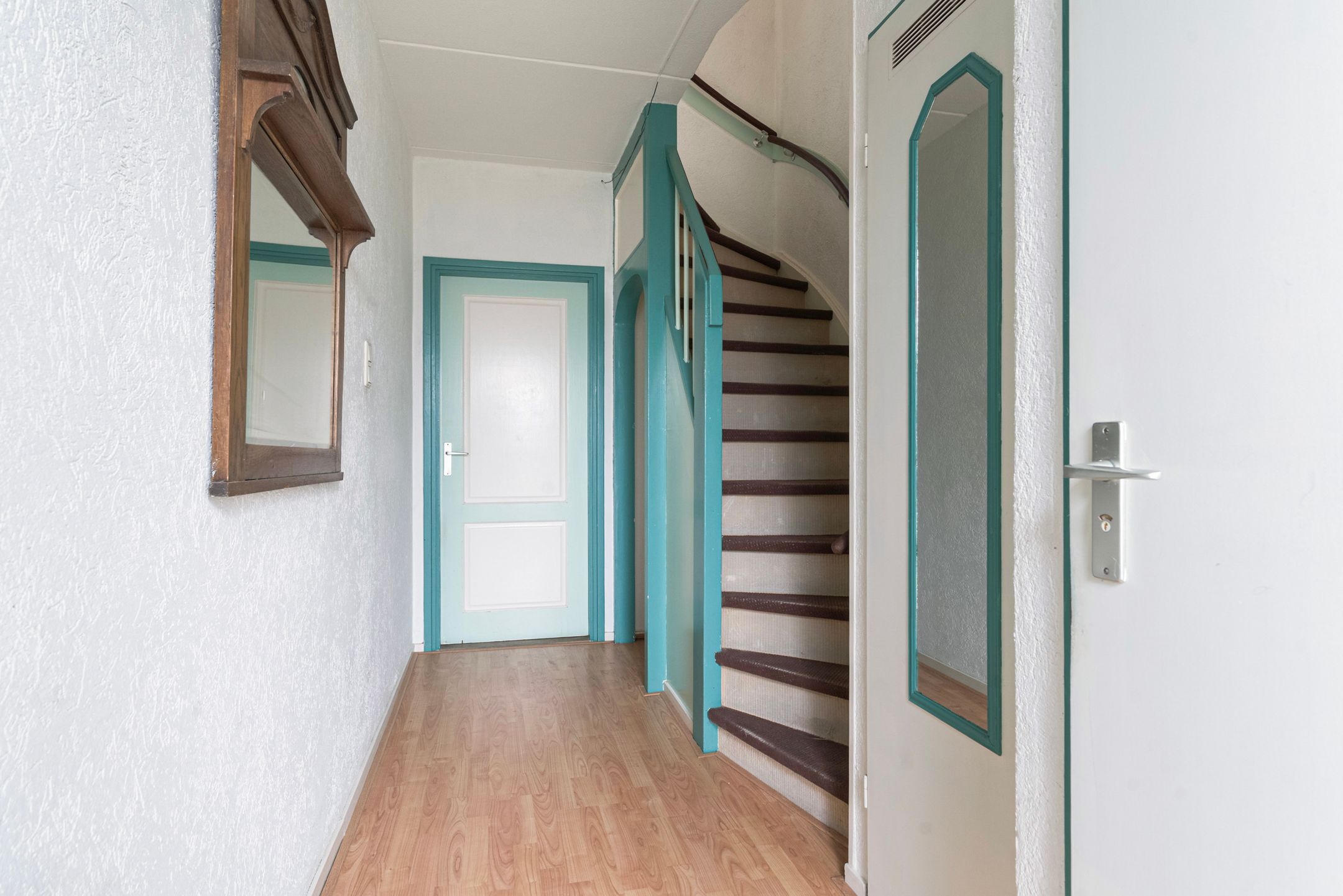 Photo 6 of Sixmastins 4