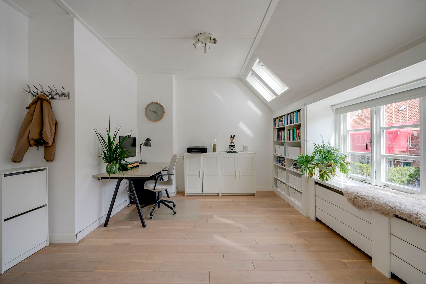 Charming 1930s Semi-Detached House with Deep West-Facing Garden — 24