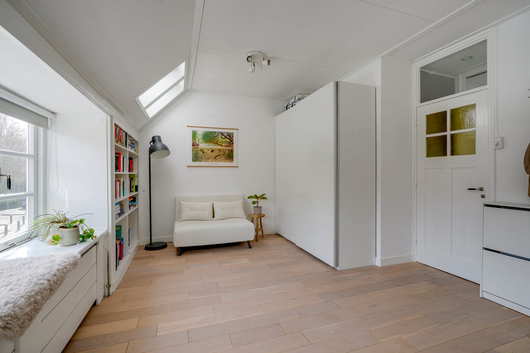 Charming 1930s Semi-Detached House with Deep West-Facing Garden — 25