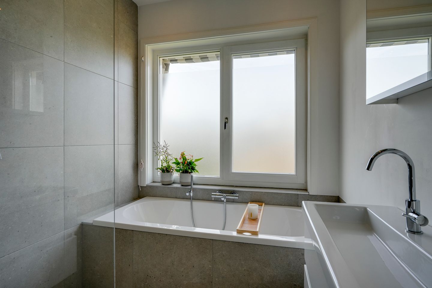 Charming 1930s Semi-Detached House with Deep West-Facing Garden — 33