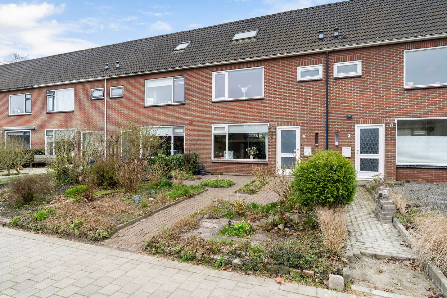 Photo 29 of Sixmastins 4