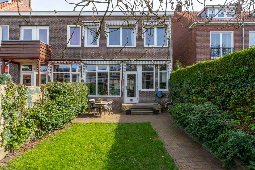 Charming 1930s Semi-Detached House with Deep West-Facing Garden — 21