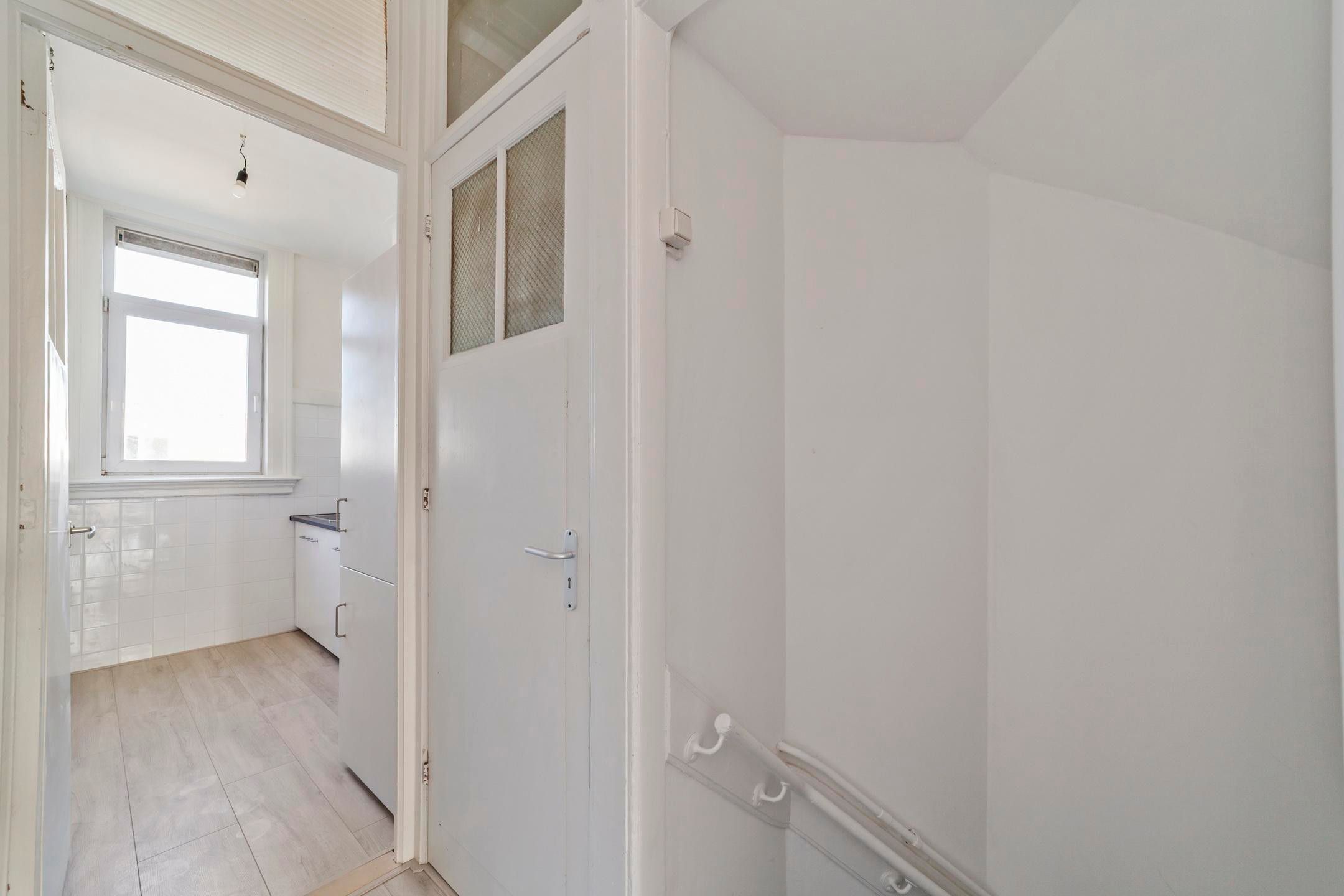Charming Sustainable City Apartment in Vibrant Rotterdam Middelland — 12