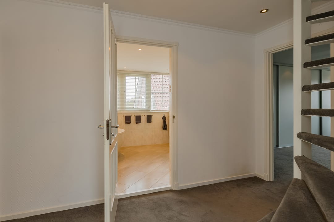 Spacious Detached Villa with Six Bedrooms and Luxury Amenities in Getsewoud Noord — 36