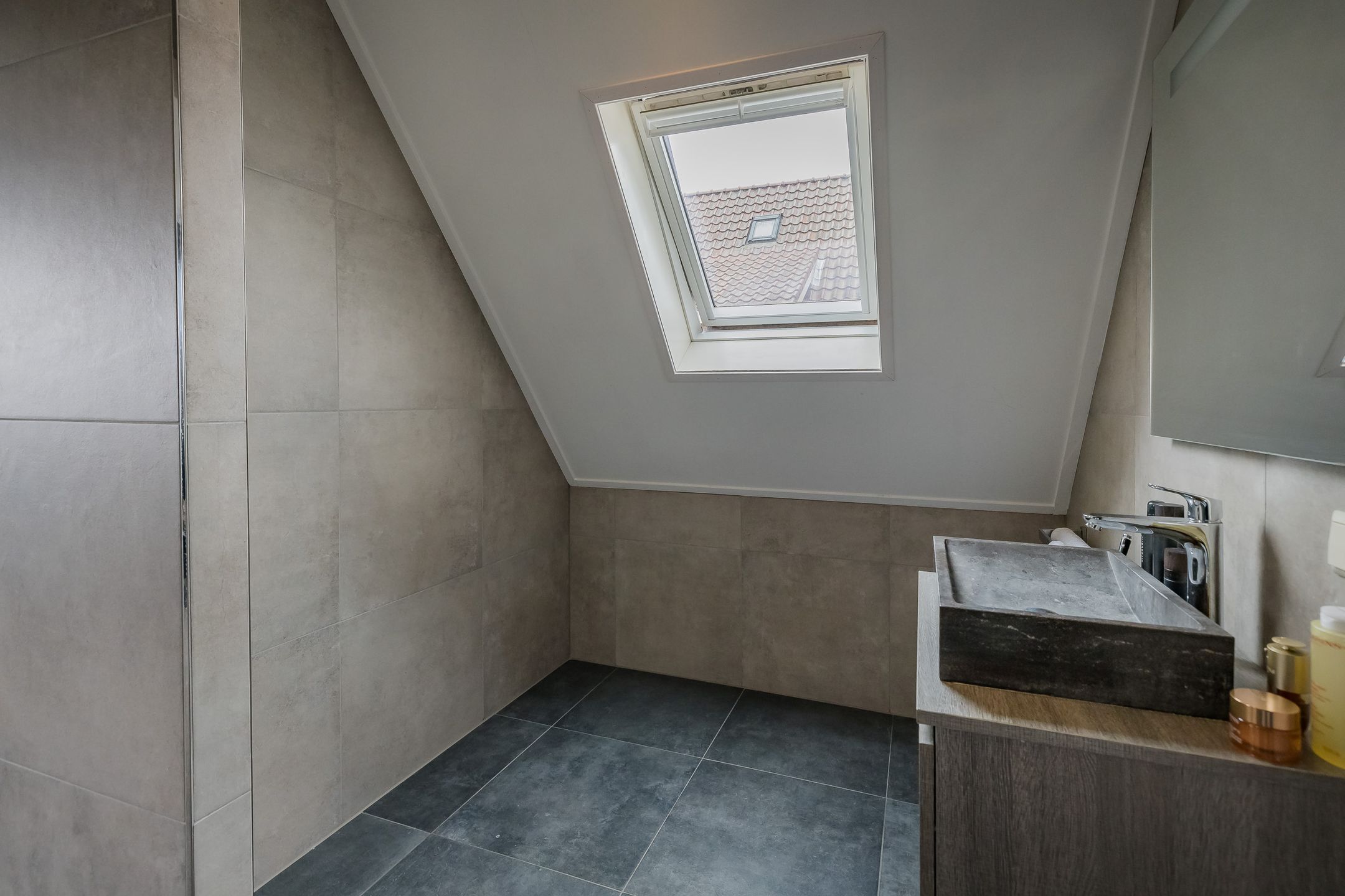 Spacious Detached Villa with Six Bedrooms and Luxury Amenities in Getsewoud Noord — 43