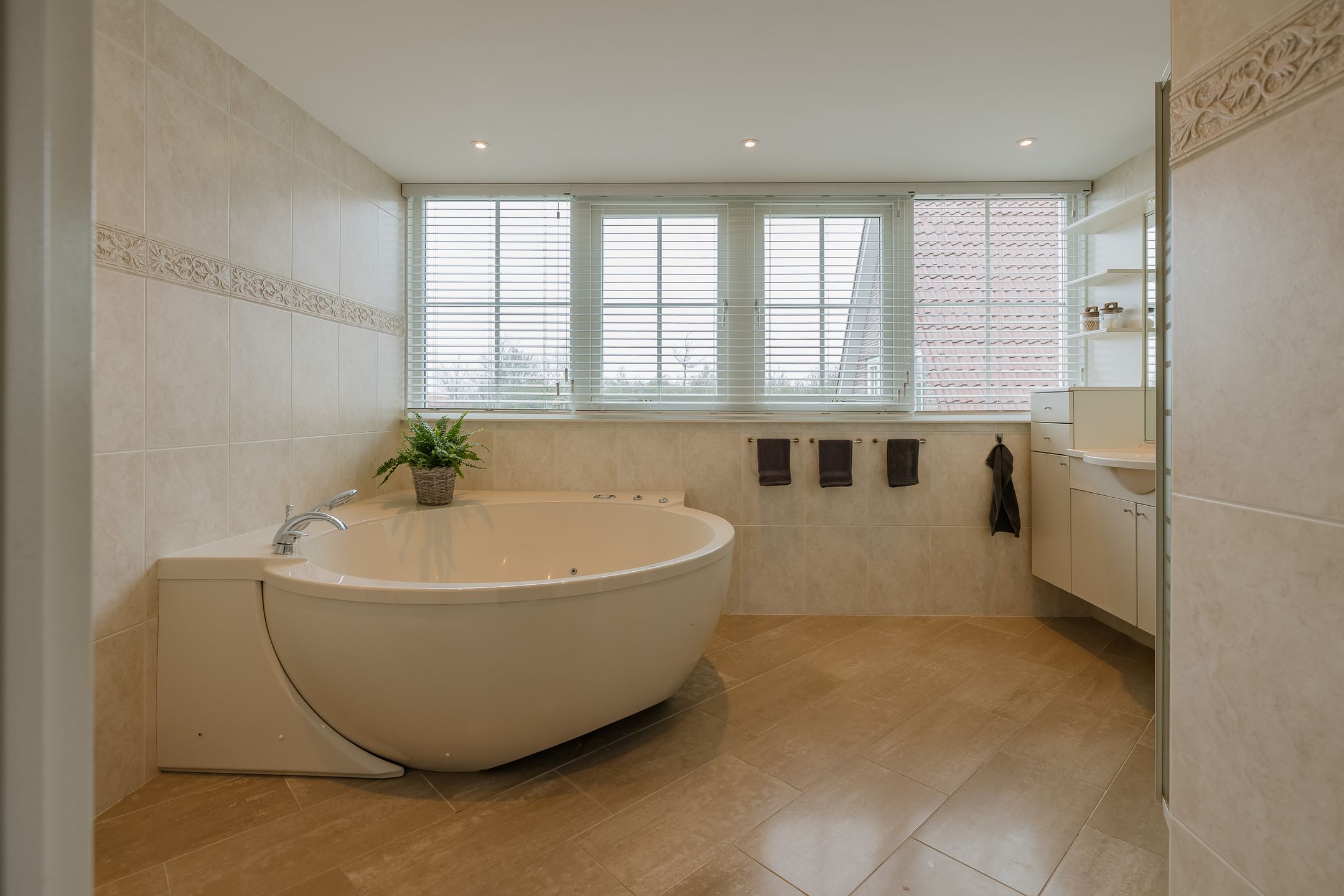 Spacious Detached Villa with Six Bedrooms and Luxury Amenities in Getsewoud Noord — 49