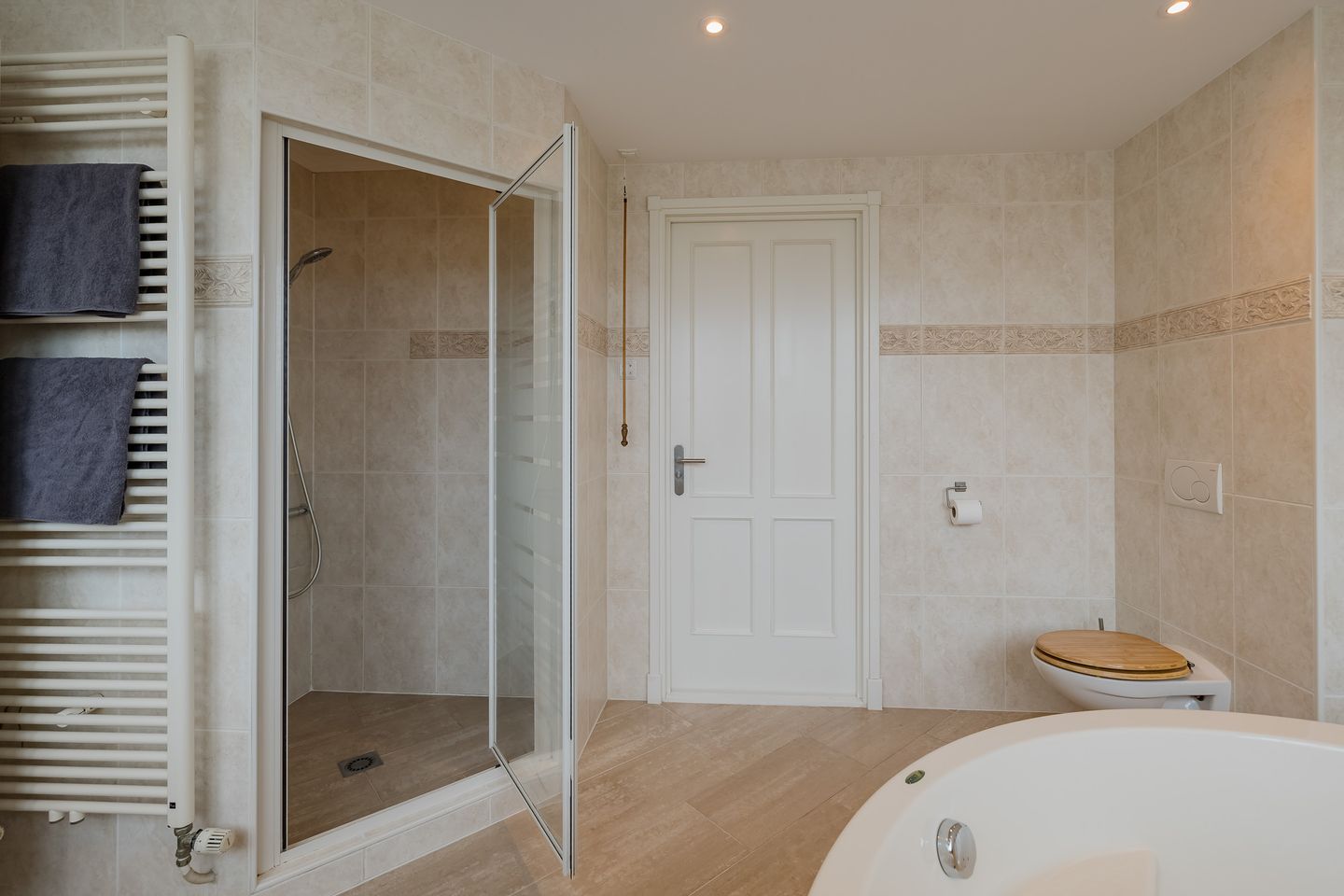Spacious Detached Villa with Six Bedrooms and Luxury Amenities in Getsewoud Noord — 53