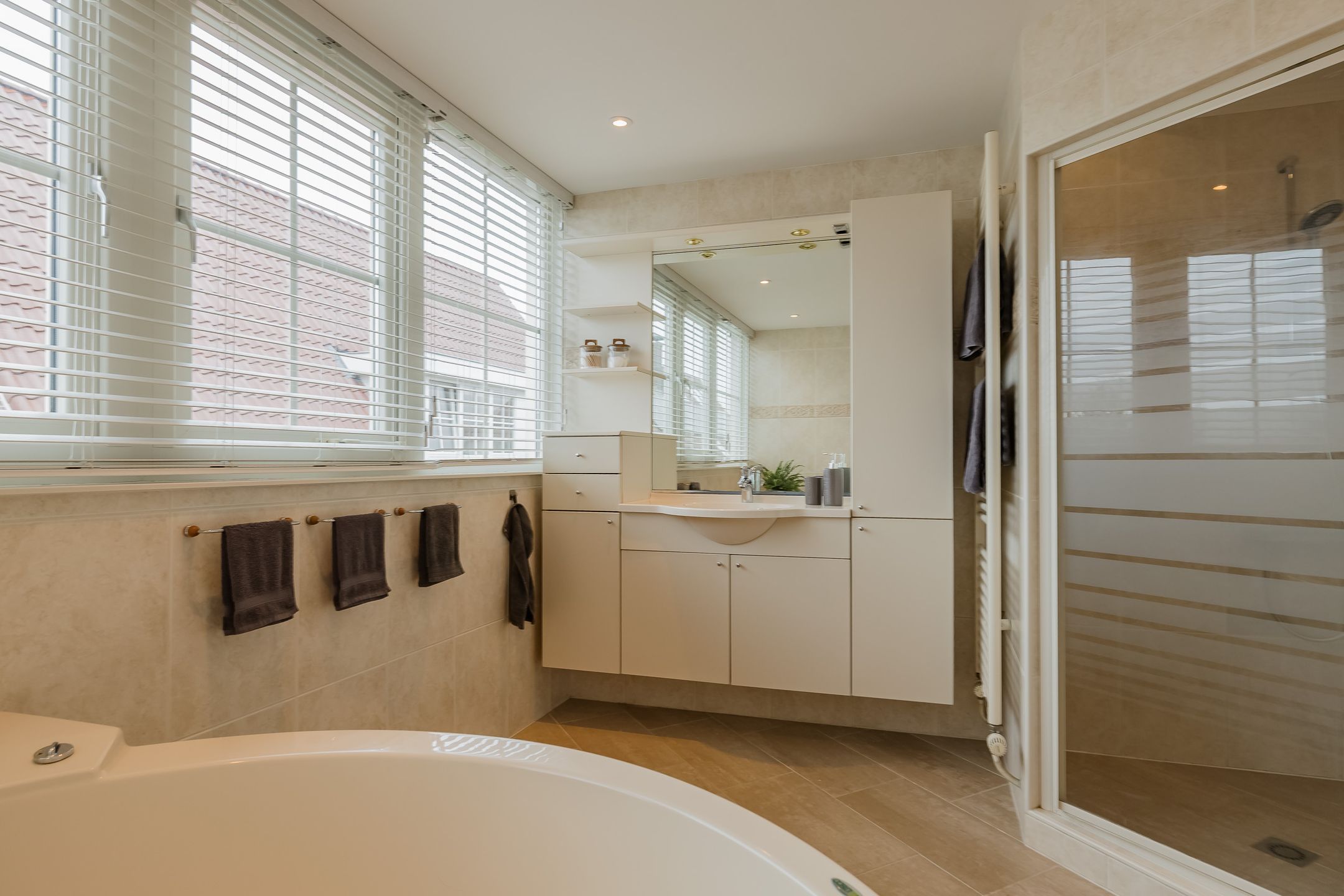 Spacious Detached Villa with Six Bedrooms and Luxury Amenities in Getsewoud Noord — 52