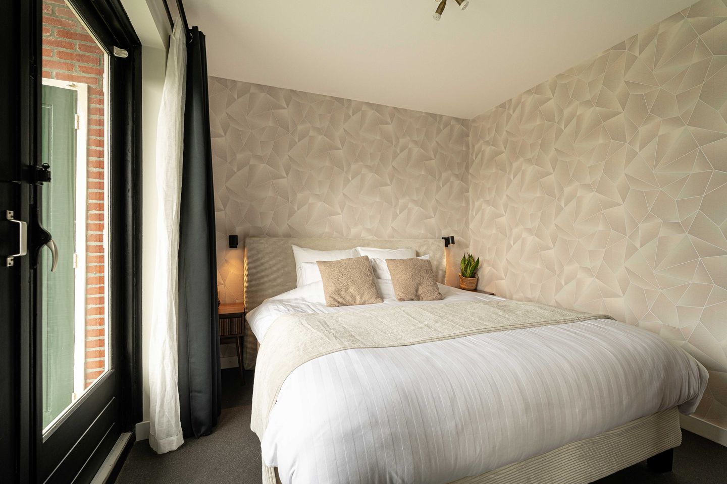 Renovated Apartment with Free View over Schoterbos in Haarlem — 18