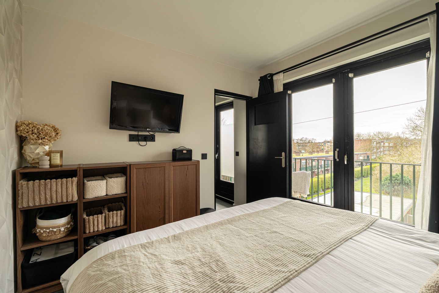 Renovated Apartment with Free View over Schoterbos in Haarlem — 19